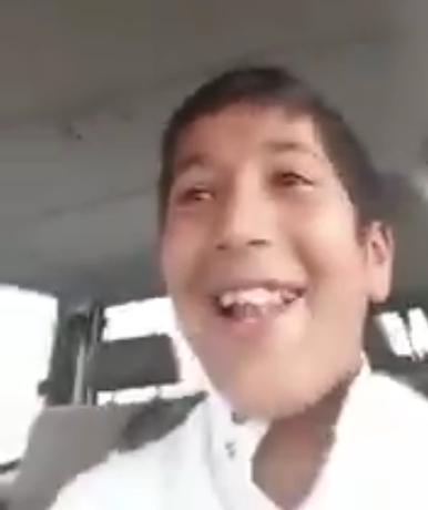 بالفيديو.. طفل يقود سيارة بسرعة ويُعرِّض حياته للخطر
