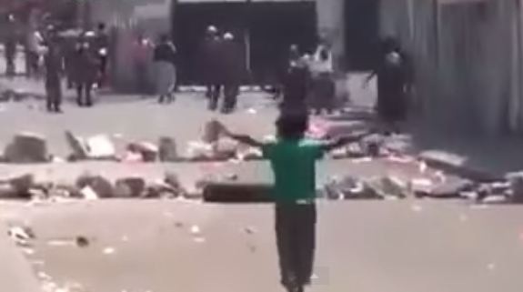 شاهد.. طفل يمني يواجه رصاص الحوثيين بصدر عارٍ