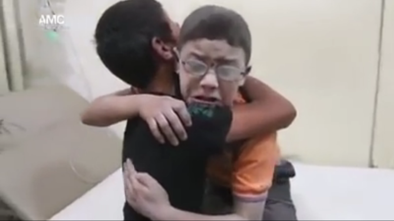 فيديو مؤثّر.. طفلان سوريان يبكيان أخاهما المقتول بسبب البراميل المُتفجّرة