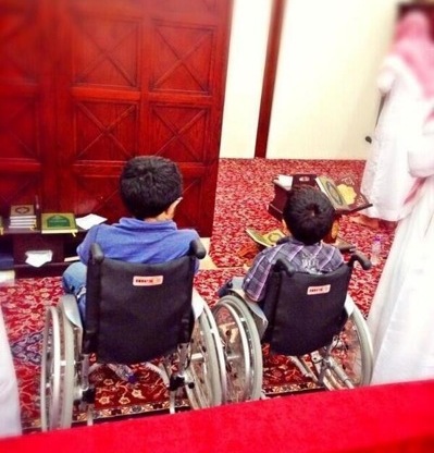 طفلان مقعدان يلازمان الصف الأول في صلاة التراويح بالرياض