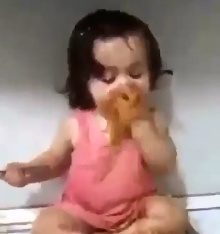 شاهد.. طفلة تأكل المعكرونة بطريقة مضحكة