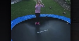 شاهد.. سقوط مروع لطفلة أثناء استعراض مهاراتها في القفز