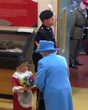 بالفيديو .. طفلة أهدت الورد لملكة بريطانيا وتلقت صفعة على وجهها