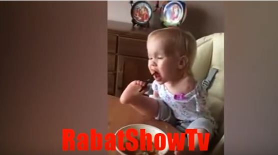 فيديو مؤثر.. طفلة بدون يدين تأكل بقدميها