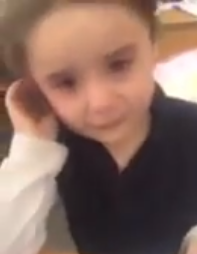 بالفيديو.. طفلة تبكي بعد نقصها درجة في الاختبار: بابا ما يقبل