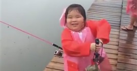 شاهد.. طفلة تصطاد سمكة عملاقة وتصيب الصيادين بالذهول