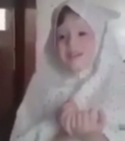 ​شاهد.. مقطع مؤثر لطفلة سورية تردد الدعاء مع والدها وتُفاجأ بالقصف
