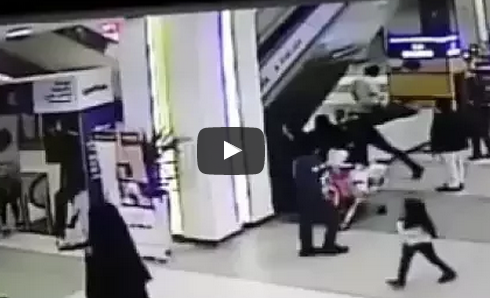 بالفيديو.. سعودي ينقذ طفلة علقت بسلم كهربائي