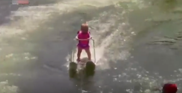 بالفيديو .. طفلة عمرها 6 شهور تحطم الرقم القياسي بالتزلج على الماء
