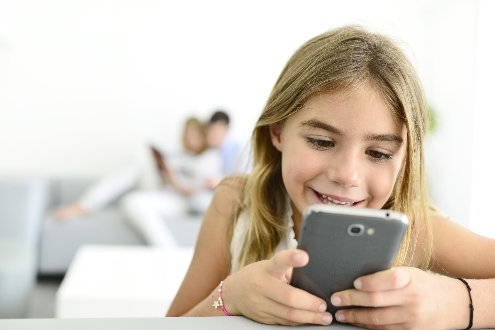 دراسة: لمس الأطفال شاشات الهواتف يُنمي مهاراتهم الحركيّة