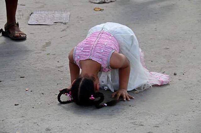بالصورة.. طفلة يمنية تسجد شكراً لله بعد تحرير #تعز