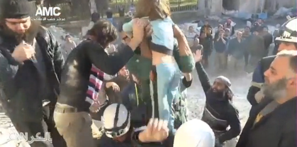 بالفيديو.. إنقاذ طفلة من تحت الأنقاض بعد قصف حلب