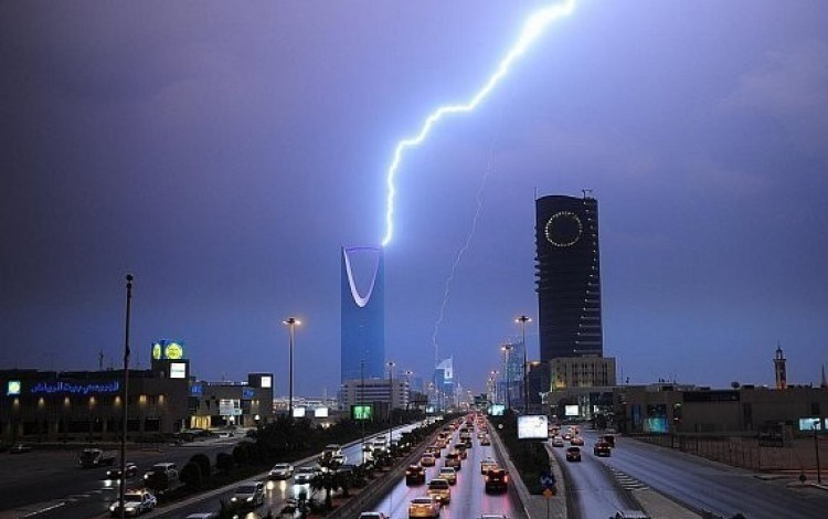 طقس الرياض .. أمطار عاصفة وغبار وزخات من البرد