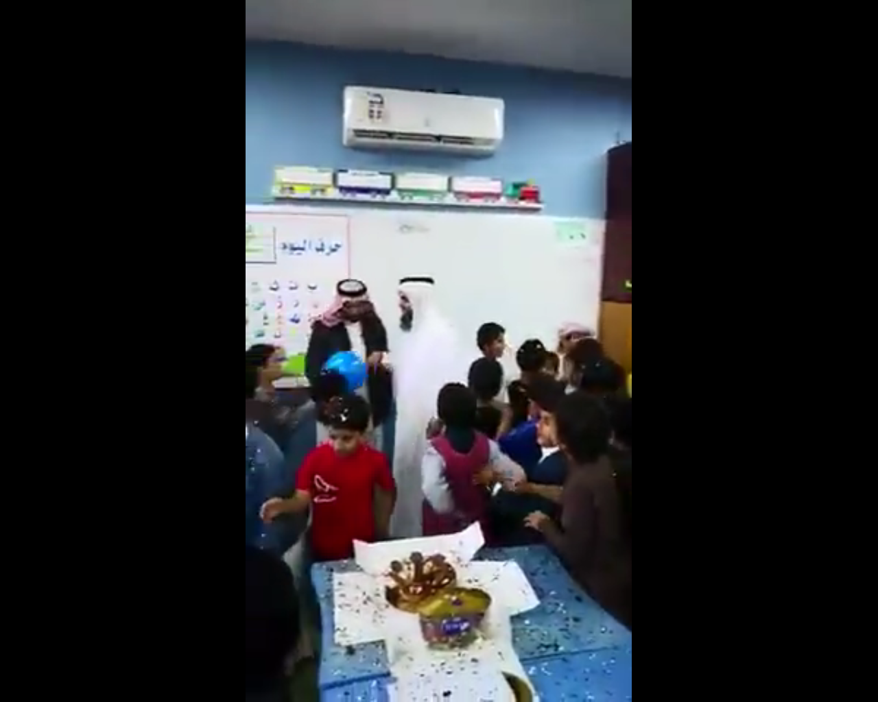 فيديو مؤثر.. طلاب يودعون معلمهم المتقاعد بالبكاء وحفل بسيط - المواطن