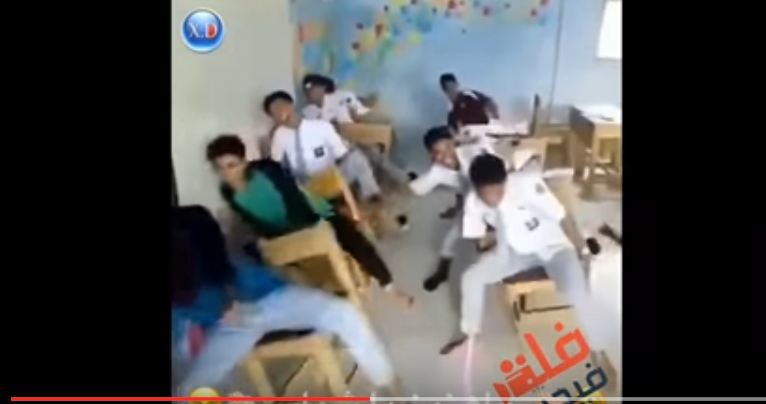 فيديو طريف.. 11 طالبًا يقودون حافلة داخل فصل دراسيّ