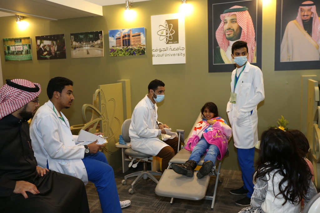 طلاب جامعة #الجوف يقدمون فحصاً وعلاجاً مجانياً لزوار #مهرجان_الزيتون