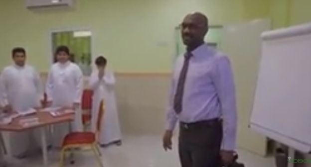 طلاب مدرسة خاصة يكرمون معلمهم السوداني في فيديو مؤثر - المواطن