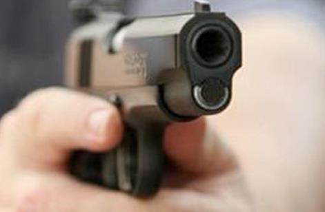 مُتعاطٍ للمخدرات يقتل مواطنة ويصيب ابنها بسلاح ناري في نجران