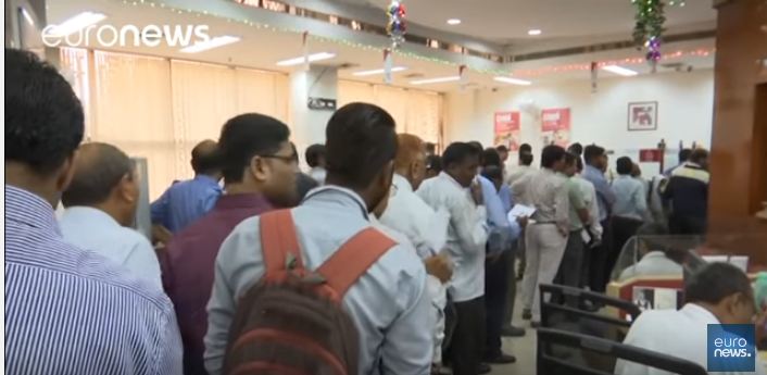 بالفيديو ..طوابير الهنود أمام البنوك لاستبدال عملات ألغتها الحكومة