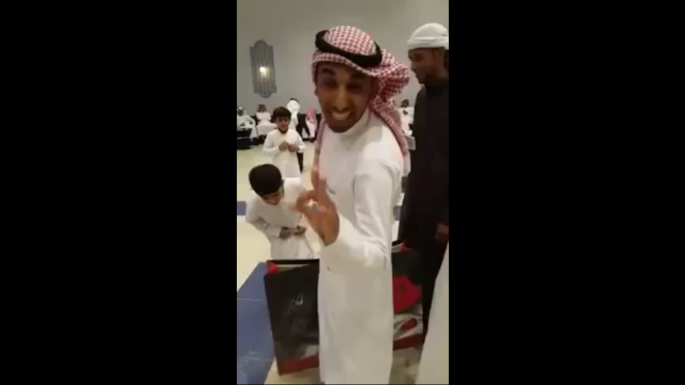 شاهد.. مقلبٌ قاسٍ من شاب سعودي في صديقه العريس.. طوقه بثعبان!