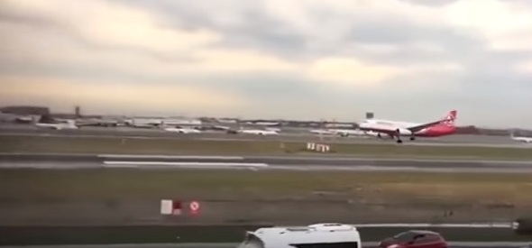 بالفيديو.. طيار ينقد 127 راكباً بعد تحطم مقدمة طائرته في عاصفة