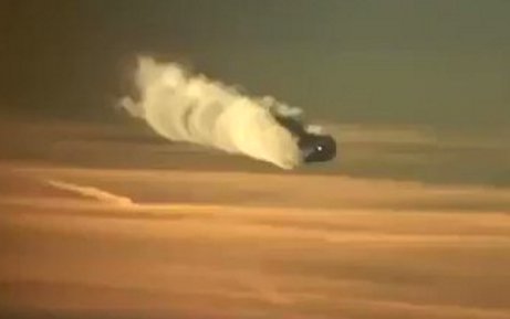 بالفيديو.. طيار يصور مشهد يحبس الأنفاس لـ«الغيمة الطائرة»