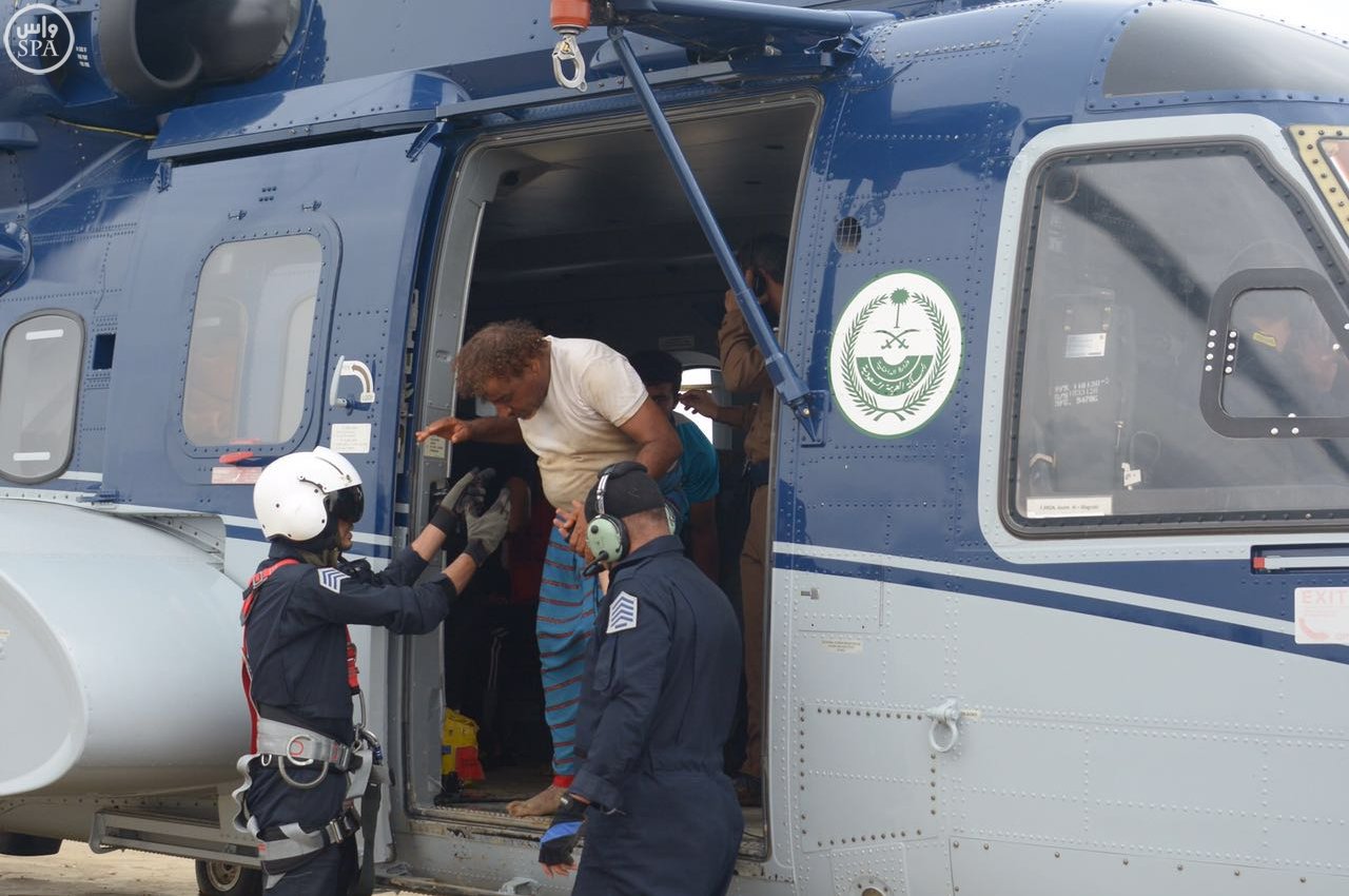 بالصور.. طيران الأمن ينقذ 28 شخصًا احتجزتهم السيول في وادي بيش بجازان
