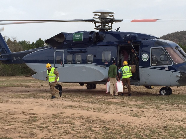 طيران الأمن يُشارك في نقل المؤن الغذائية إلى متضرري السيول بمركز ردوم بتهامة عسير