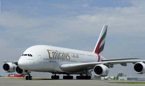 طيران الإمارات تعلق رحلاتها من وإلى قطر