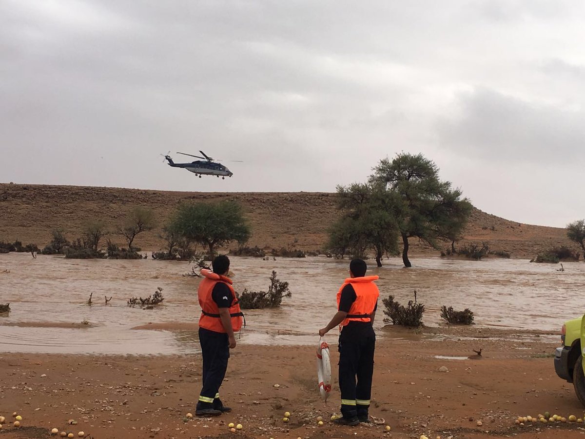 إنقاذ مواطنين حاصرتهما مياه وادي غيلانه في #الرياض