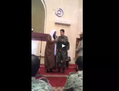 شاهد .. ضابط كوري يدخل الإسلام في أحد مساجد خميس مشيط