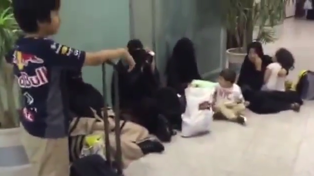 بالفيديو.. التحقيق في واقعة جلوس نساء على أرض مطار ينبع