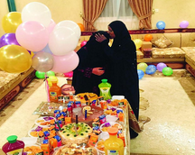 بالصور.. أُسرة سعودية تودع خادمتها بالورود وهدايا ذهبية ومالية