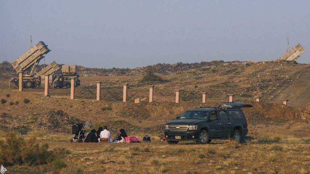 صورة متداولة.. عائلة سعوديّة تتنزه بالقرب من راجمة صواريخ تعكس الأمن والأمان