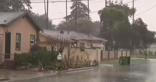 عاصفة قوية تضرب كاليفورنيا.. قتيلان وفيضانات وأوامر إخلاء