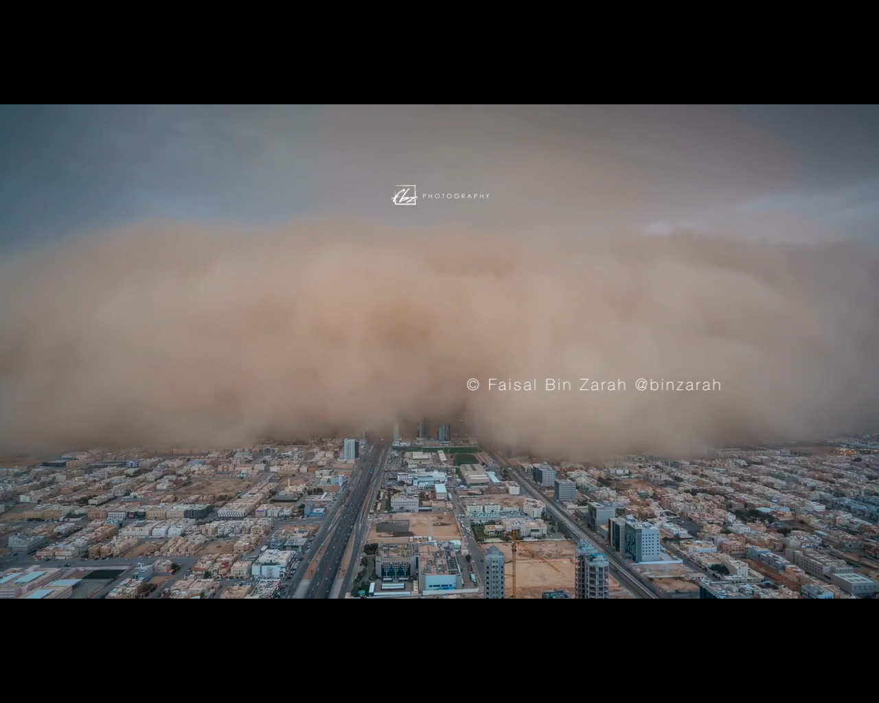 شاهد.. العاصفة الرملية الجدارية مقبلة من شمال الرياض