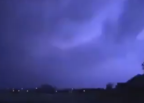 بالفيديو.. عاصفة برقية تقطع الكهرباء عن 28 ألف مواطن
