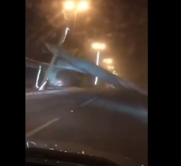 بالفيديو.. عاصفة تقتلع خيمة عملاقة وتُوقف سيارة على عجلاتها الخلفية بعيون الجواء