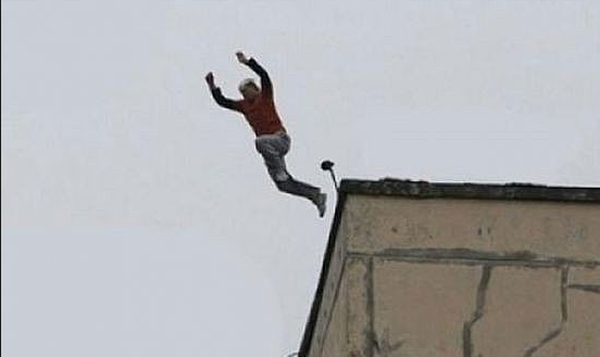 عامل آسيوي يلقي بنفسه من فوق مبنى سكني في أبو عريش