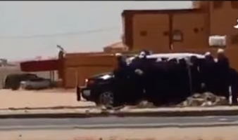 بالفيديو.. دورية أمنية توزع مياهاً وعصائر لعمالة وافدة في #حفر_الباطن