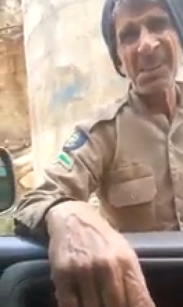 بالفيديو.. عامل آسيويّ يرتدي زيّ رجل أمن