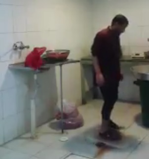 بالفيديو .. عامل مطعم في بيشة يدهس اللحم برجله وتقديمه للزبائن