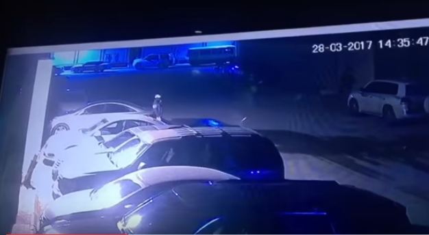 بالفيديو.. كاميرا المراقبة تفضح عاملًا حاول سرقة المركبات في الرياض