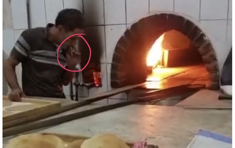بالفيديو.. بعد #عامل_يبصق_علي_العجين .. خباز يدخّن أمام الفرن