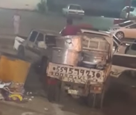 بالفيديو.. عامل يرمي كميات من الأرز في حاويات النظافة !