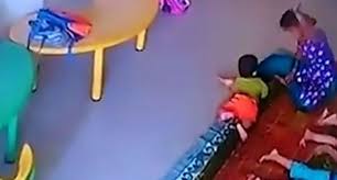 عاملة تضرب طفلة وتكسر جمجمتها داخل حضانة