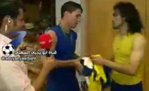 بالفيديو .. عبدالغني يهدي قميصه الخاص للبرازيلي نيفيز