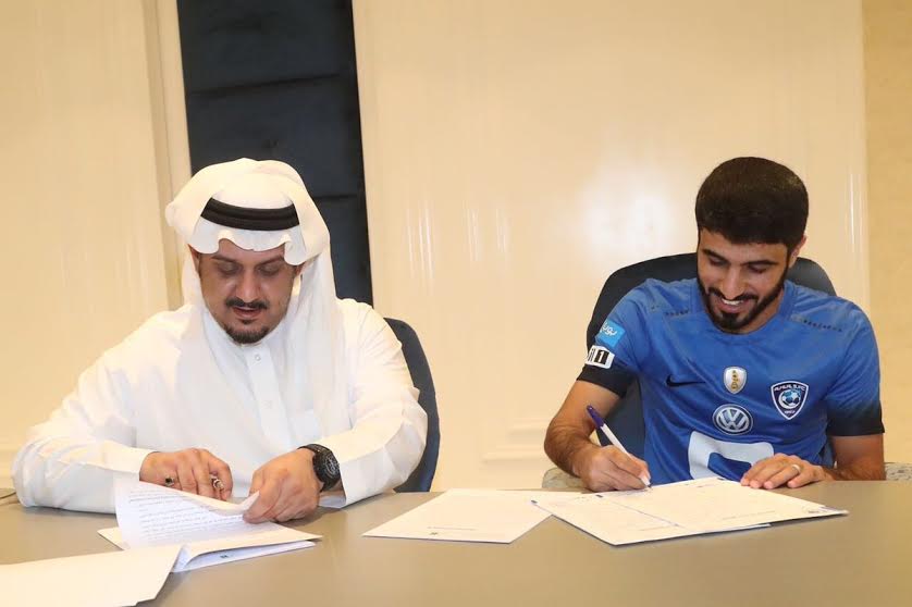 بالصور.. عبدالمجيد الرويلي يوقع على عقود انتقاله لنادي الهلال