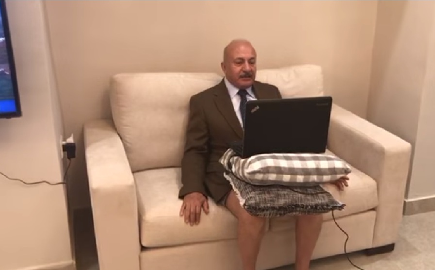شاهد.. عبدالمجيد عصفور يظهر على الجزيرة بملابسه الداخلية والسبب صديق ابنه!