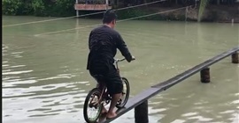 فيديو طريف.. تحدٍّ لعبور جسر ضيق بفيتنام